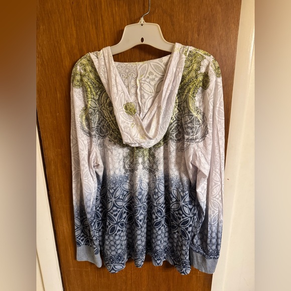Gently used condition, lightweight bohemian style long sleeve hooded tee - Picture 3 of 17